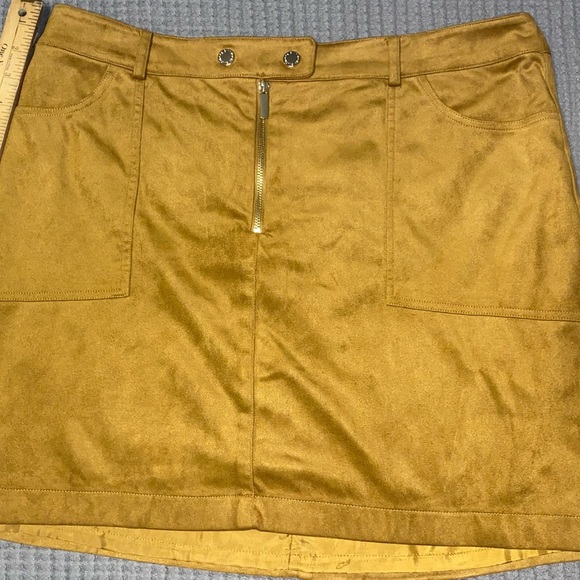 Biltmore Women’s Skirt Suede Size 12 Tan  Never Worn - Picture 2 of 7